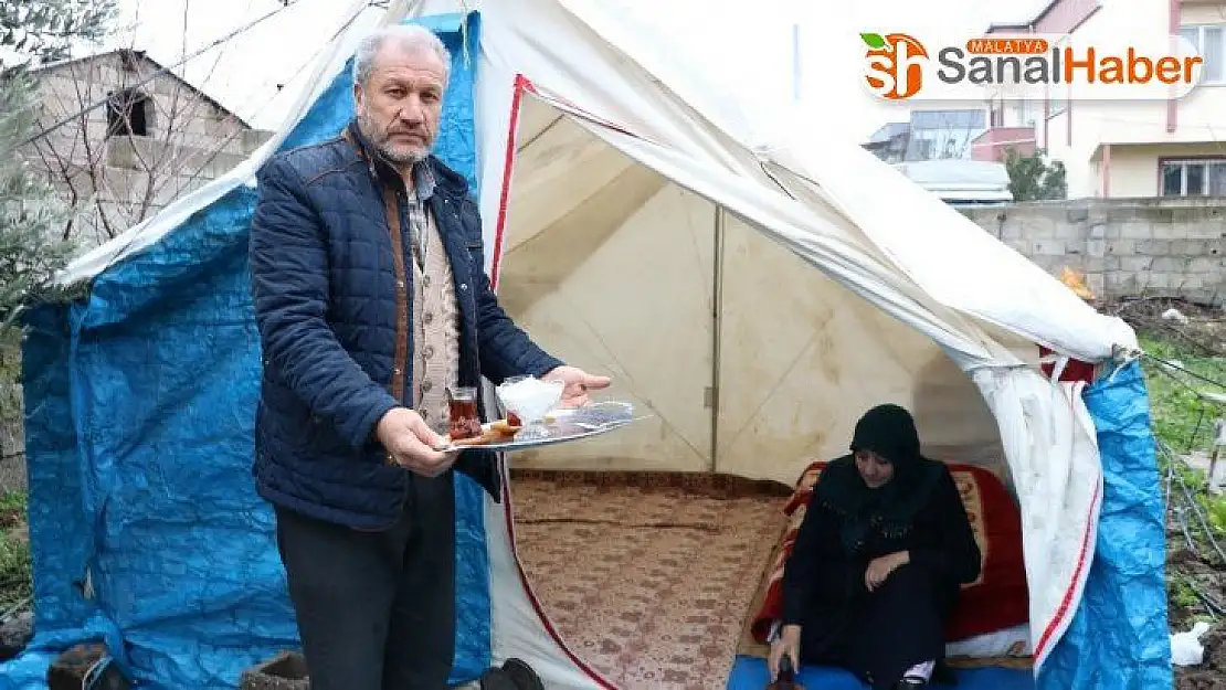 Deprem korkusundan çadırda yaşamaya başladılar