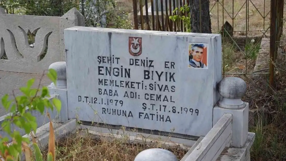 'Deprem şehidi mezarı başında anıldı'