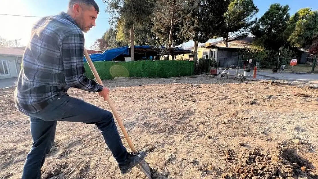 'Deprem şehitleri anısına 46 fidan dikti'