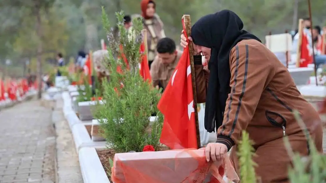 'Deprem şehitleri mezarlığında göz yaşları sel oldu'