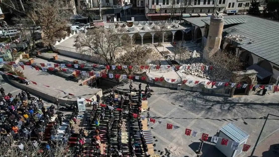 'Deprem sonrası Ulu Camii´nin bahçesinde cuma namazı kılındı'