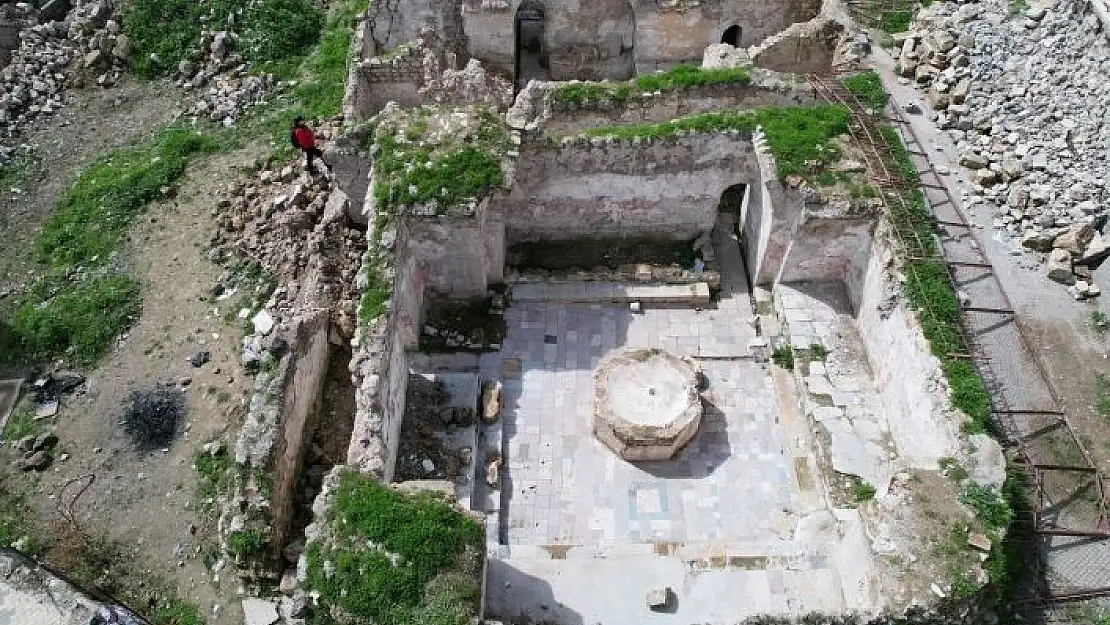 'Deprem, tarihi hamamın kubbe pencerelerini ortaya çıkardı'