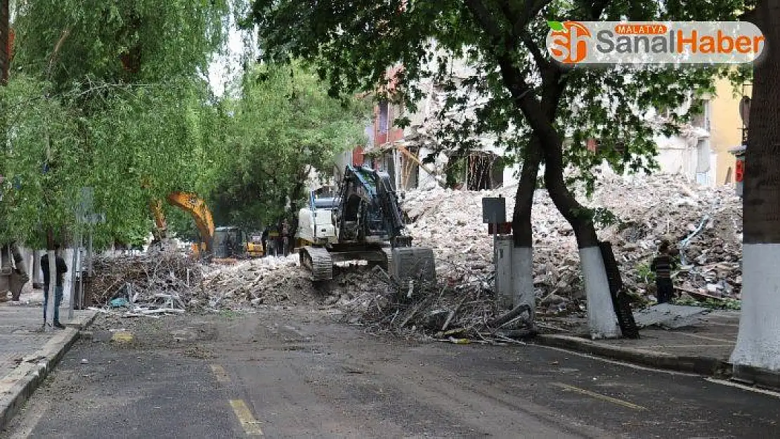 Malatya´da ağır hasar gören bina kontrollü yıkılıyor