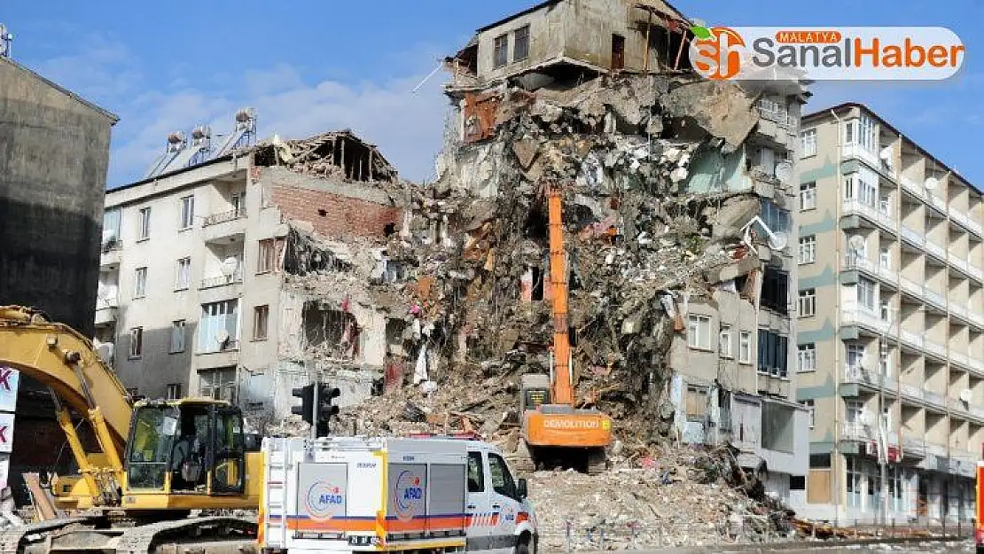 Depremde ağır hasar gören binalar kontrollü olarak yıkılıyor