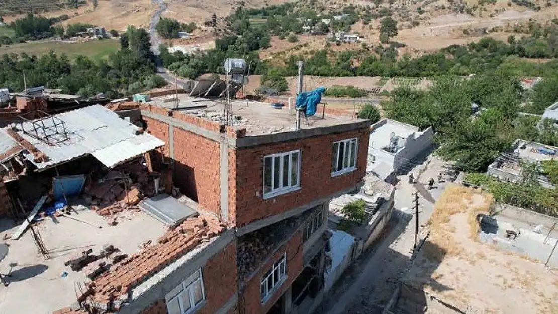 'Depremde ara katı yıkılan ve ekseni kayan bina korkutuyor'