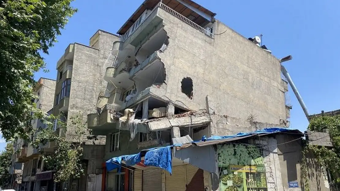 'Depremde arkaya eğim alan apartman mahalleliyi tedirgin ediyor'