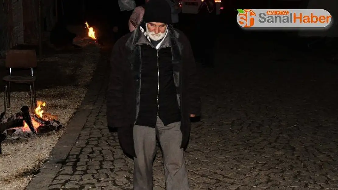 Depremde felçli adamın yürümeye başladığı iddiası
