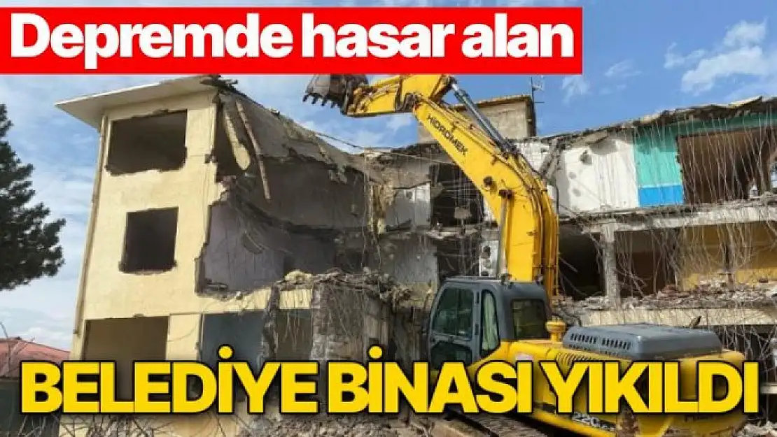 Depremde hasar alan belediye binası yıkıldı