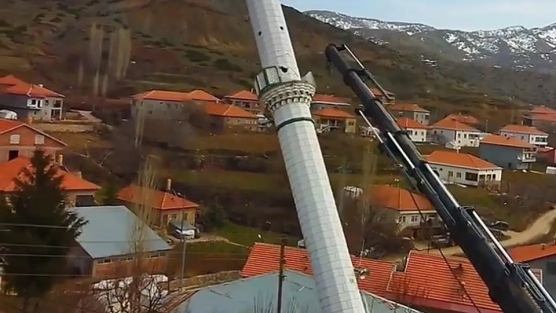 'Depremde hasar alan cami minaresi yıkıldı'