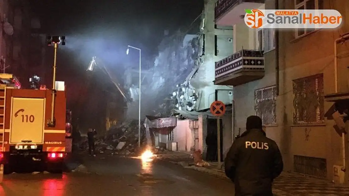 Depremde hasar gören 2 binanın daha yıkımı gerçekleştiriliyor
