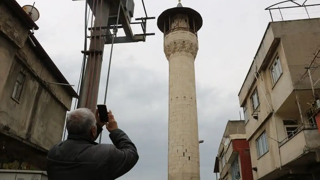 'Depremde hasar gören cami minaresi mahalleliyi tedirgin ediyor'