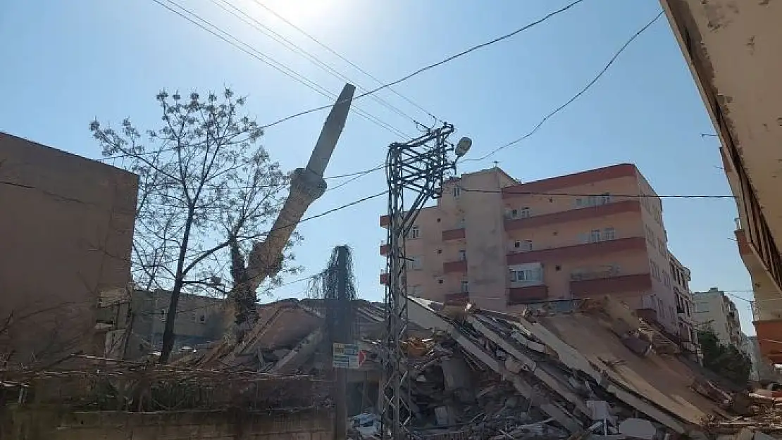 'Depremde hasar gören caminin minaresi kontrollü şekilde yıkıldı'