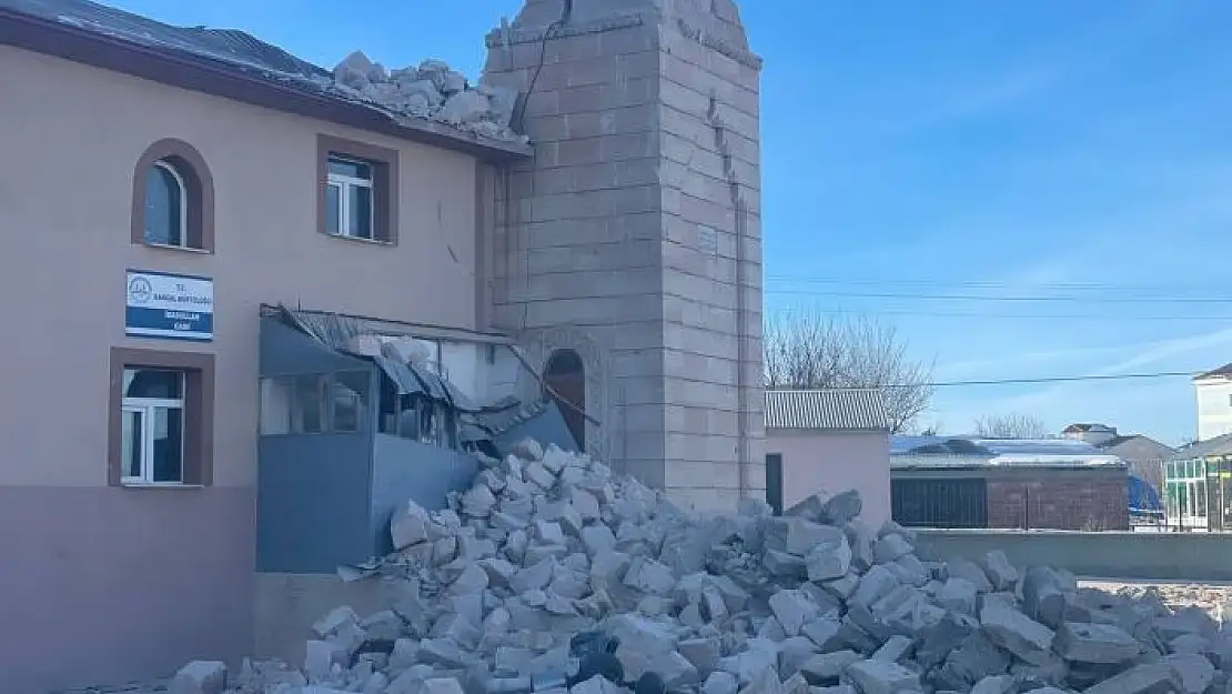 'Depremde hasar oluşan caminin minaresi kontrollü olarak yıkıldı'