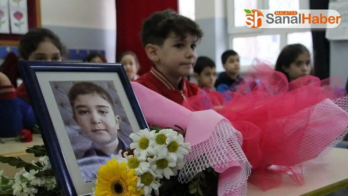 Depremde hayatını kaybeden Muhammed'in masasına çiçekler bırakıldı