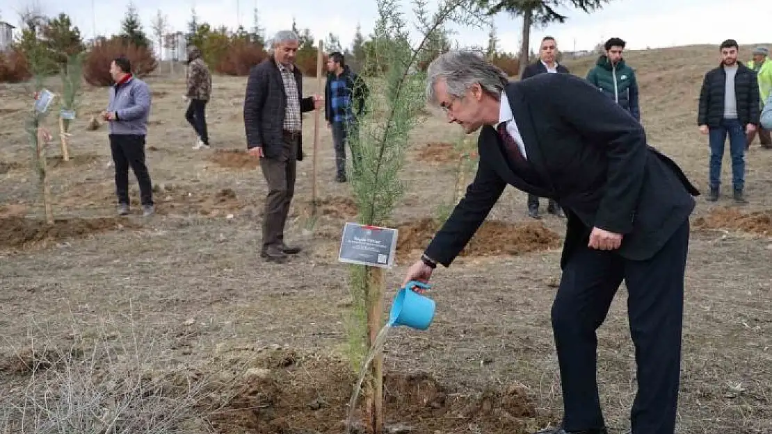 'Depremde hayatını kaybeden öğrenciler anısına fidan dikildi'