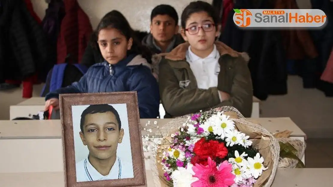 Depremde hayatını kaybeden Ömer Asaf'ın sınıf arkadaşları gözyaşını tutamadı