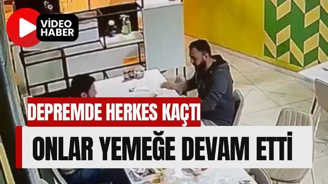 Depremde herkes kaçtı, onlar yemeğe devam etti