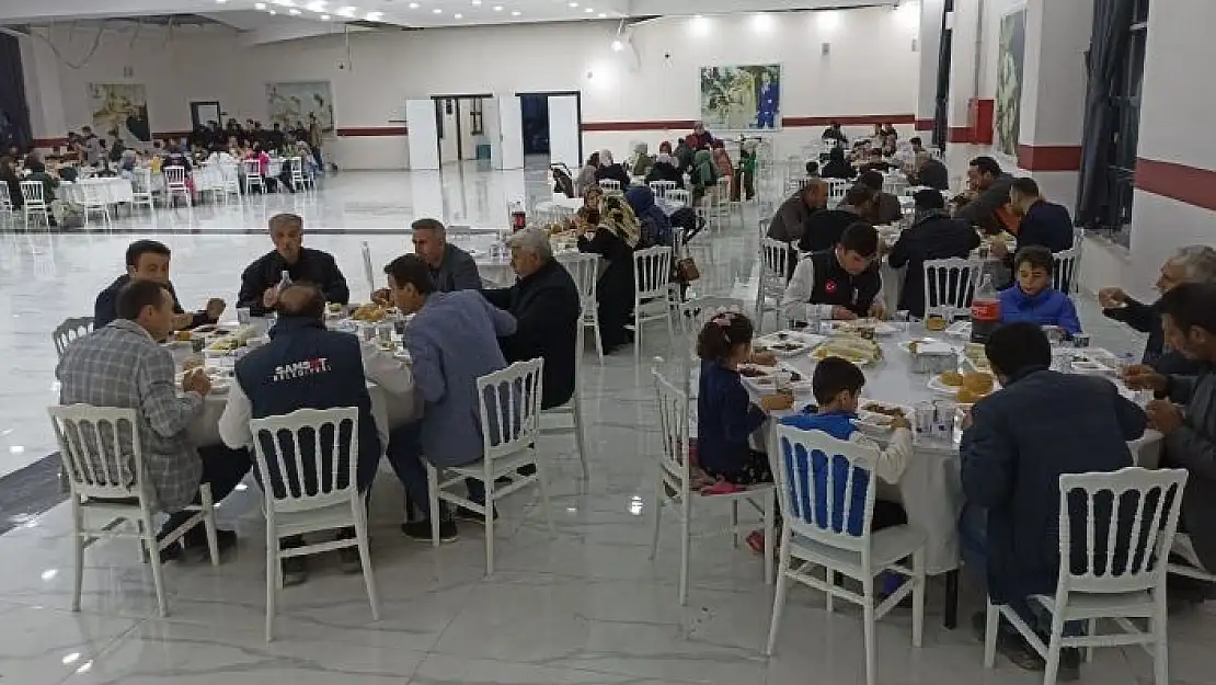 'Depremde ölen öğretmenleri için iftar programı düzenlediler'