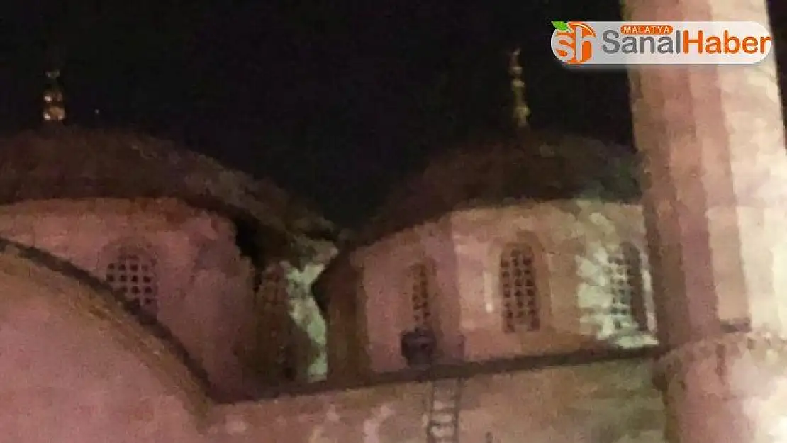 Depremde Yeni Cami hasar gördü
