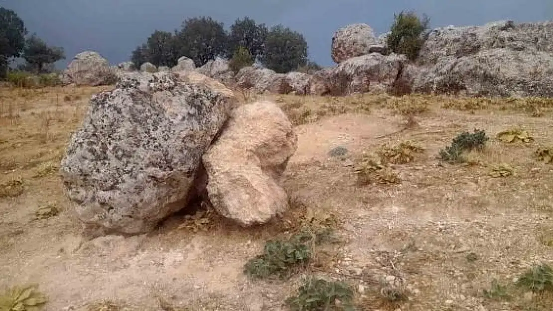 'Depremde yerinden oynayan kayalar korkutuyor'