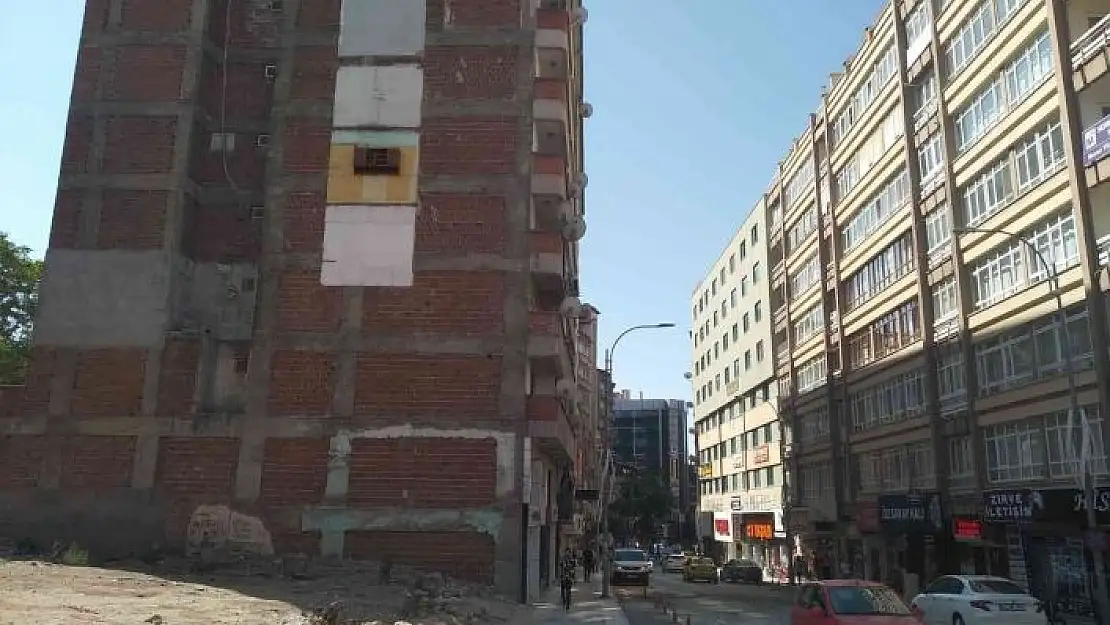 'Depremde yıkılan binanın yanındaki apartmanda asılı kalan dolap kuşlara yuva oldu'