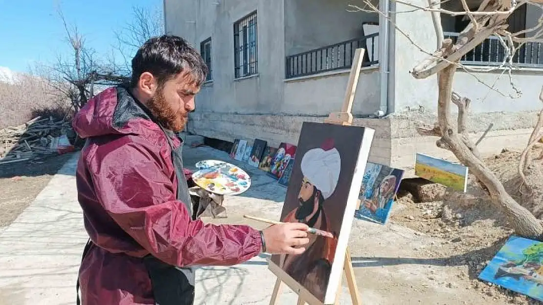 'Depremde zarar gören evleri için yaptığı tuvalleri satışa çıkardı'