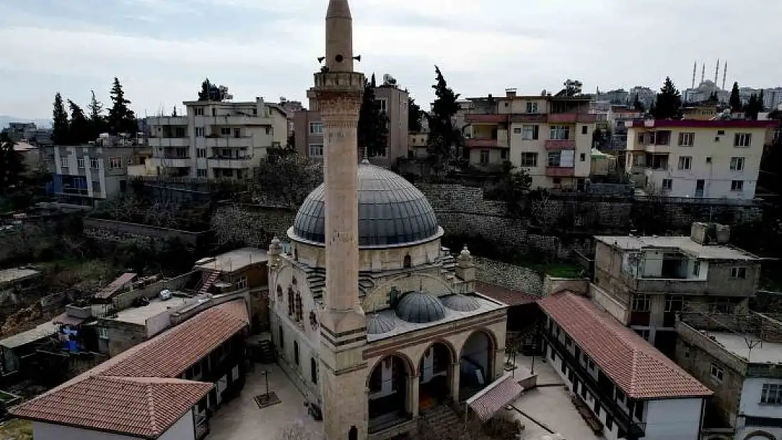 'Depremden önce turist akınına uğruyordu, şimdilerde yanından korkarak geçiliyor'