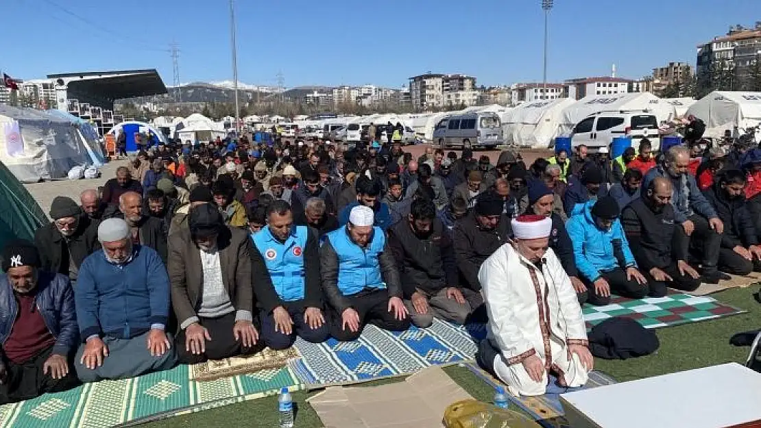 'Depremden sonra ilk cuma namazı çadır kentte kılındı'