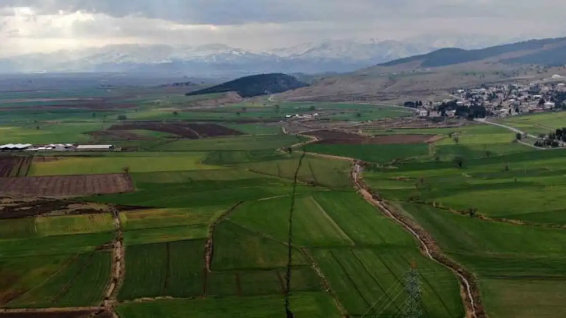 'Depremden sonra köyde yaşanan fay kırığı havadan görüntülendi'