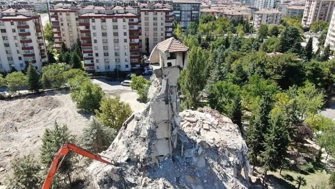 'Depremin en dikkat çeken görüntüsü Elazığ´dan: 8 katlı bina yıkıldı, çatısı tek kolon üzerinde kaldı'