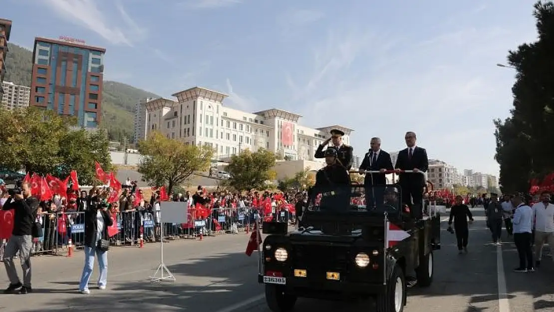 'Depremin merkez üssünde Cumhuriyet´in 100. yılı coşkuyla kutlandı'