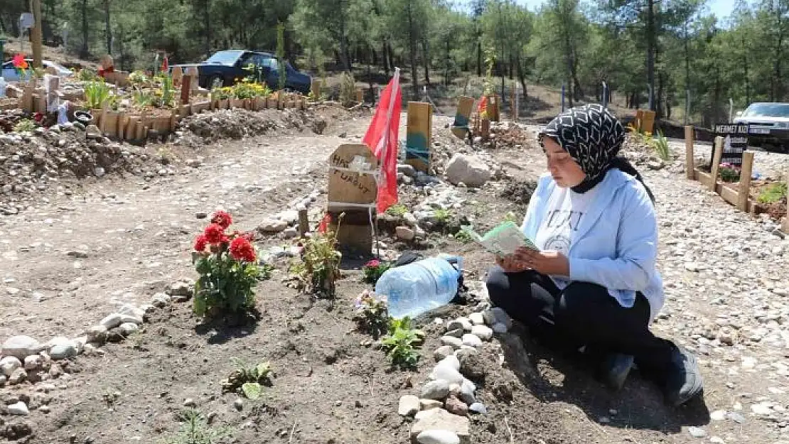 'Depremin merkez üssündeki mezarlıkta buruk Anneler Günü'