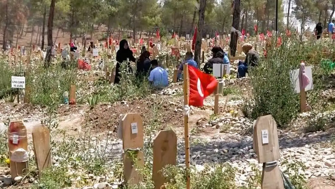 'Depremin merkezi Kahramanmaraş´ta mezarlıkta buruk bayramlaşma'