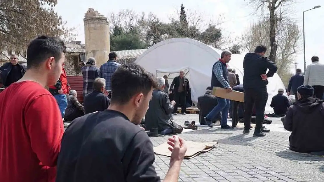 'Depremin merkezi Kahramanmaraş´ta Ramazan´ın ilk cuma namazı kılındı'