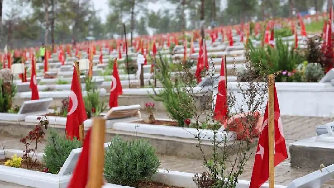 'Depremin merkezi Kahramanmaraşta mezarlıkta buruk bayramlaşma'