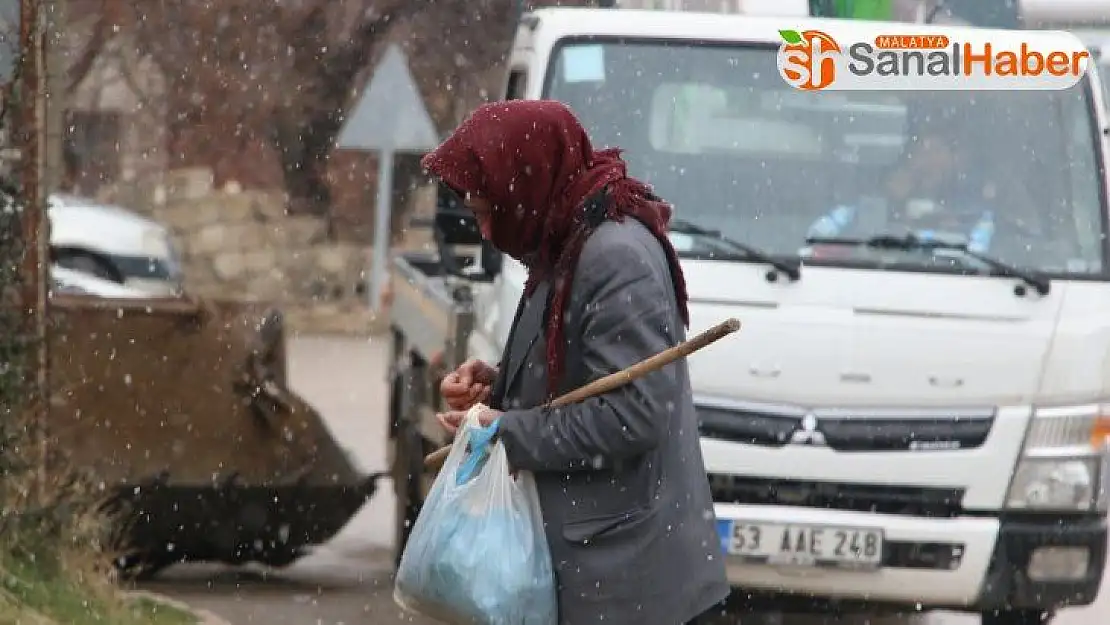 Depremin merkezinde kar yağışı başladı