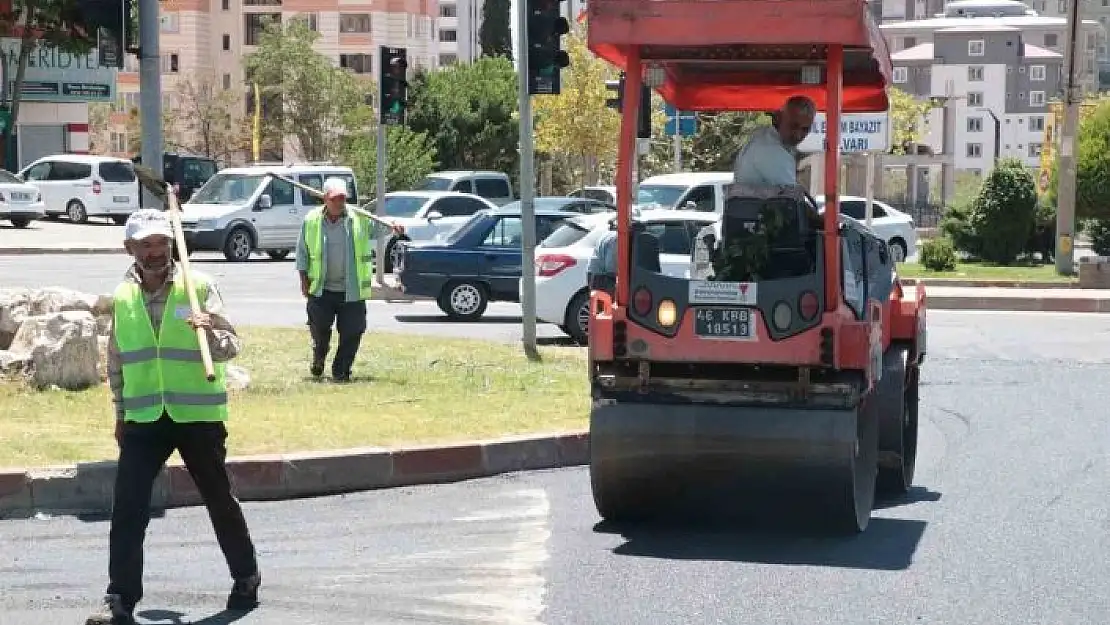 'Depremin merkezinde sıcak havada asfalt döken işçilerin zorlu mesaisi'