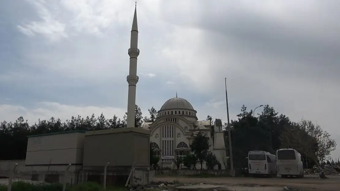 'Depremin vurduğu camide dikkat çeken görüntü: Minarelerden biri yıkıldı, diğeri kaldı'