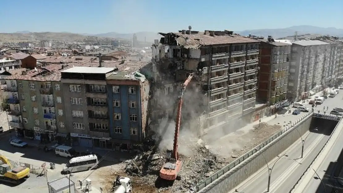 'Depremin vurduğu Elazığ´da yıkımlar hızlandırıldı, 16 noktada çalışma başladı'