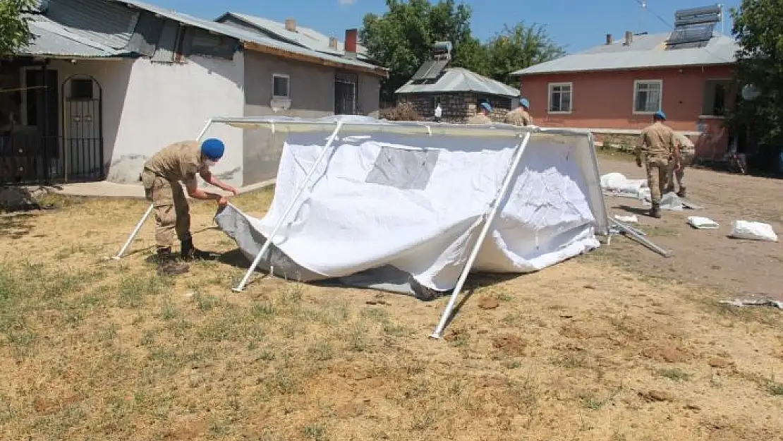 'Depremin vurduğu köylerde çadırlar kurulmaya başlandı'