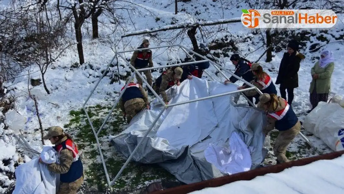 Malatya'da kadın astsubaylardan depremzedelere yardım eli