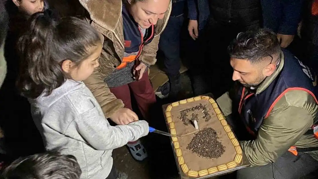 'Depremzede çocuğa doğum günü sürprizi'