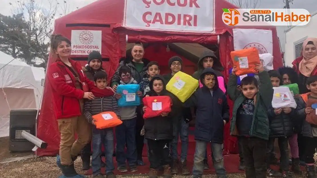 Depremzede çocuklar, annelerine hediye hazırladı