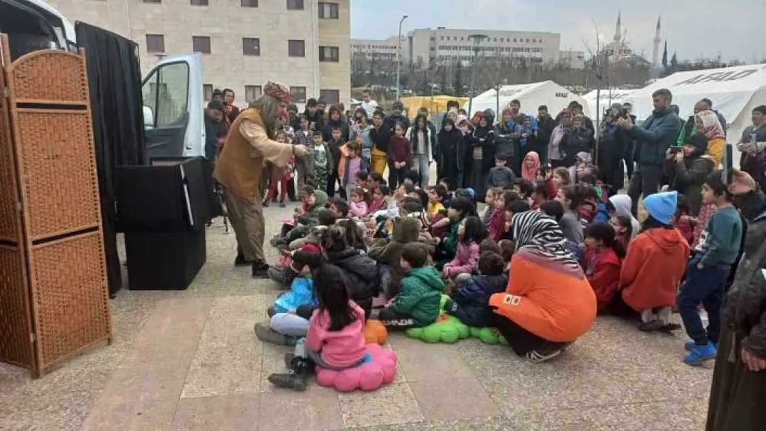 'Depremzede çocuklara `Meddah Amca´dan masallar'''