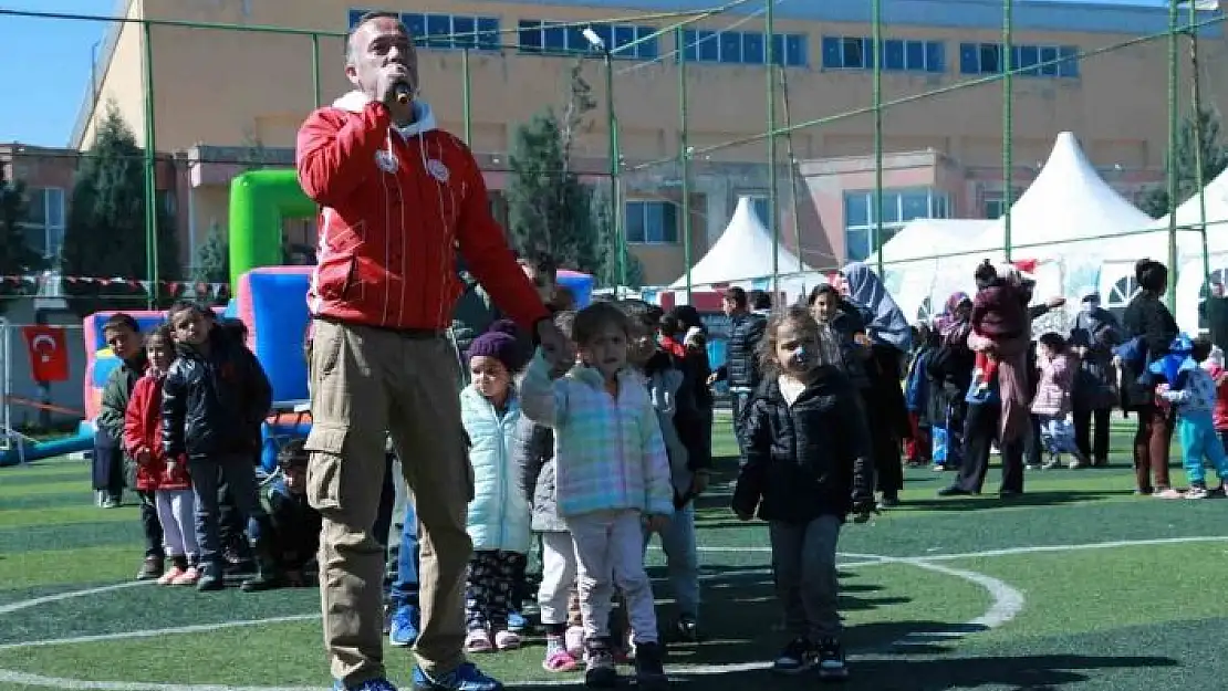 'Depremzede çocukları gönüllerince eğlendirdiler'