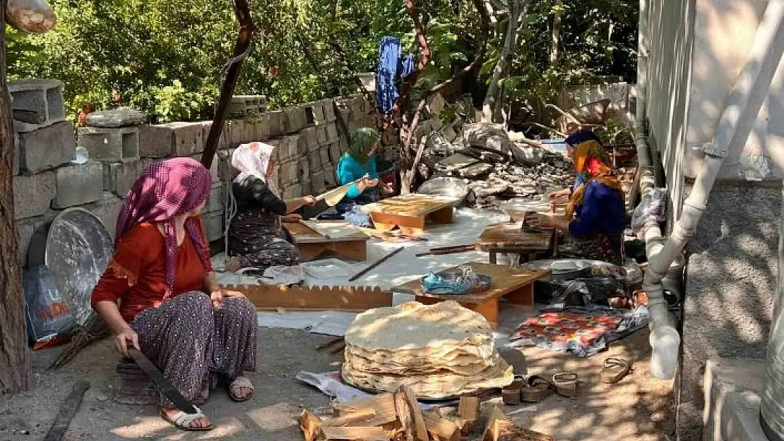 'Depremzede kadınlar imece usulü ekmek yapma geleneğini sürdürüyor'