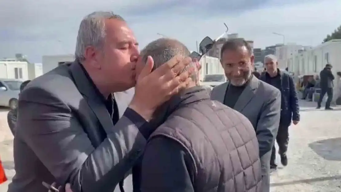 'Depremzede, valinin alnından öptü'