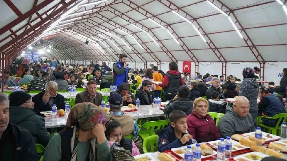 'Depremzedeler ilk iftarını AFADın iftar çadırında açtı'