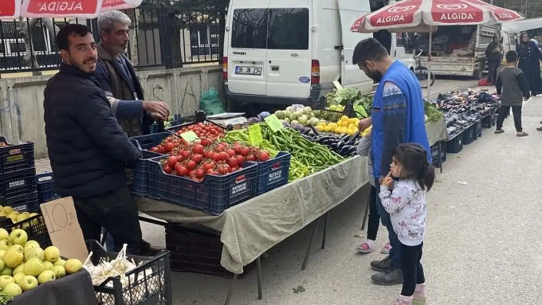 'Depremzedeler semt pazarlarında alışveriş yapmaya başladı'