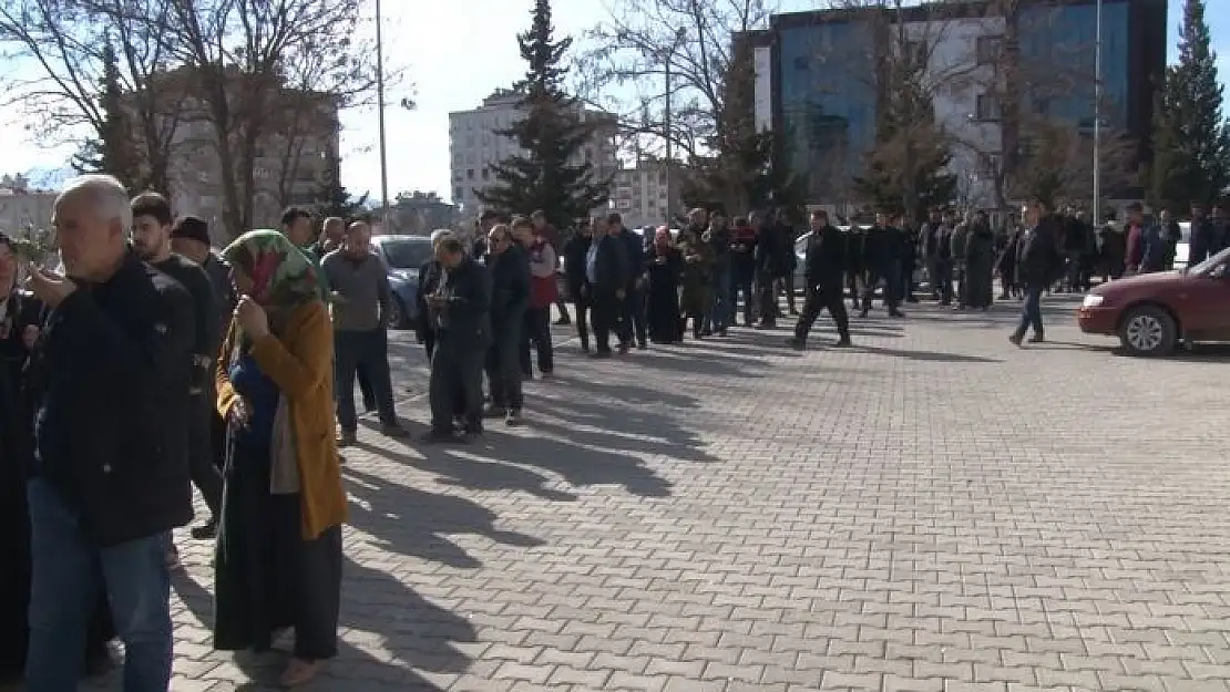 'Depremzedelere 10 bin liralık ´Hane Başı Destek Ödemeleri´ devam ediyor'